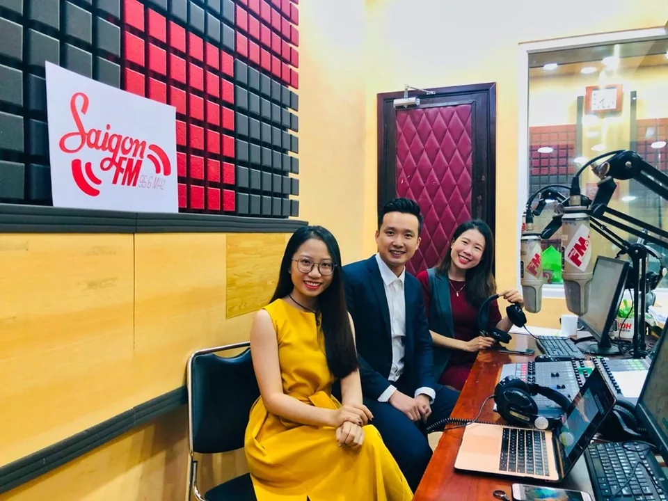 Sang Le with the hosts in the Saigon FM radio studio